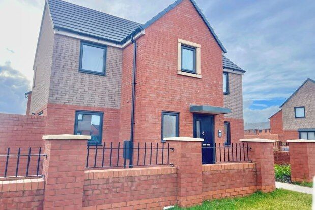 3 bed detached house to rent in Honeysuckle Way, Walsall WS3, £1,200 pcm