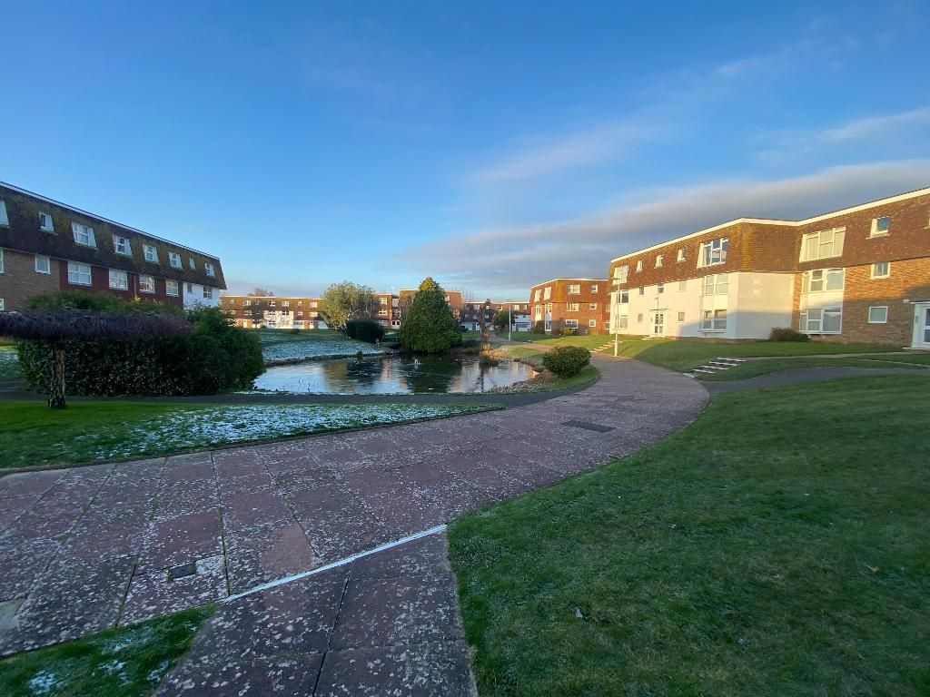 2 bed flat to rent in West Lake Gardens, Worthing, West Sussex BN13, £1,300 pcm