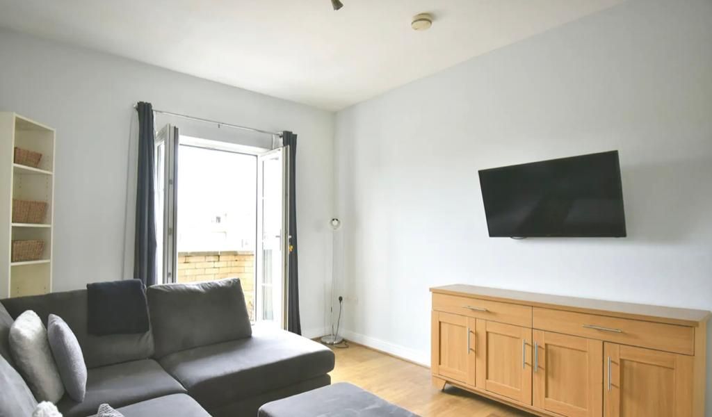 3 bed flat to rent in Tower Mill Road, London SE15, £3,250 pcm