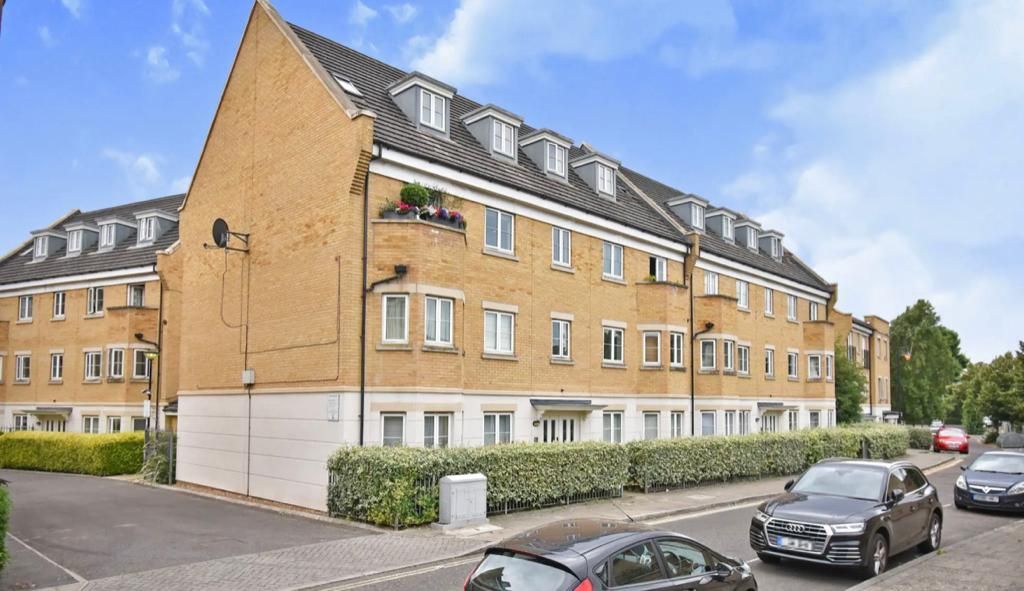 3 bed flat to rent in Tower Mill Road, London SE15, £3,250 pcm