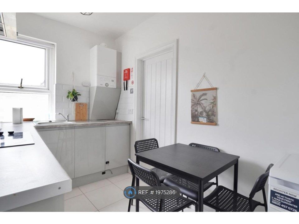 2 bed flat to rent in Arnside Crescent, Morecambe LA4, £850 pcm