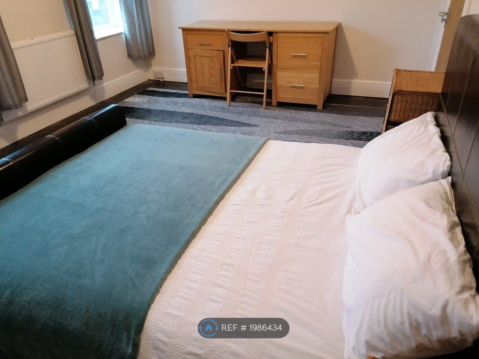 Room to rent in Rhondda Street, Swansea SA1, £580 pcm