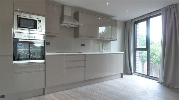 2 bed flat to rent in Amesbury Avenue, Streatham Hill SW2, £1,798 pcm
