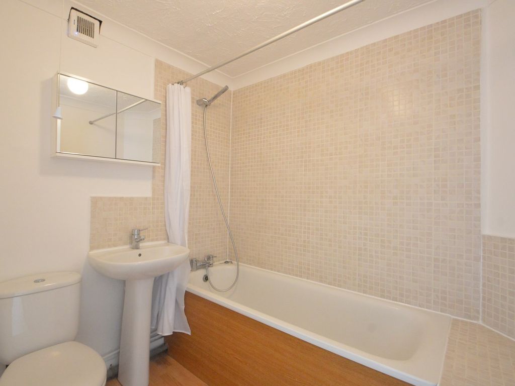 1 bed flat to rent in Baker Street, Weybridge KT13, £1,100 pcm