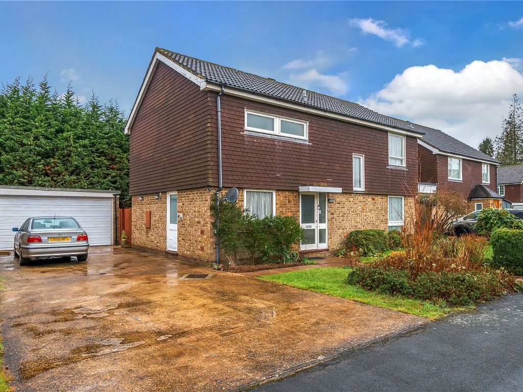 4 bed detached house for sale in Hurley Close, Walton-On-Thames KT12, £895,000