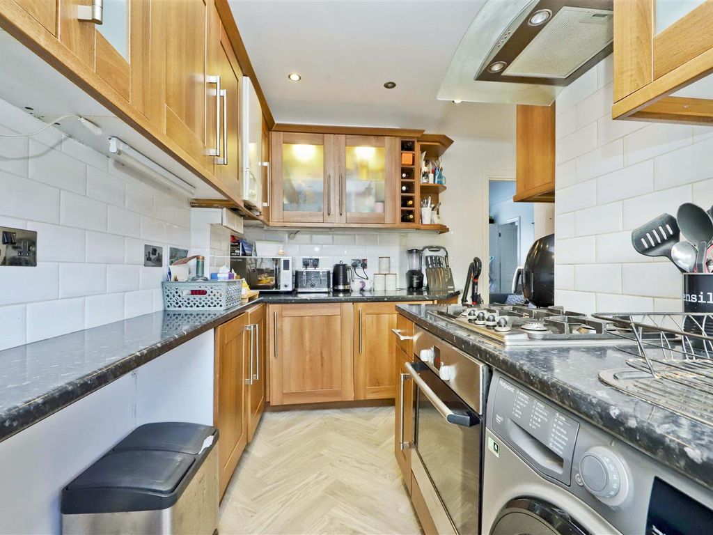 2 bed maisonette for sale in Avon Close, North Hayes UB4, £325,000