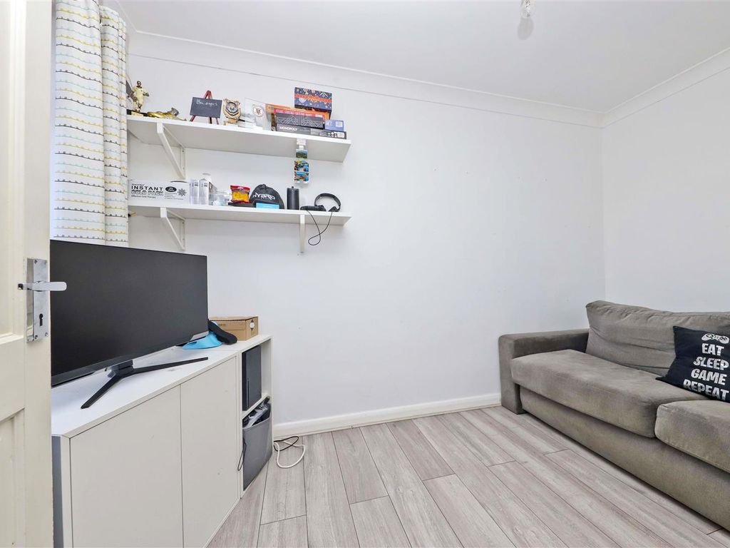2 bed maisonette for sale in Avon Close, North Hayes UB4, £325,000