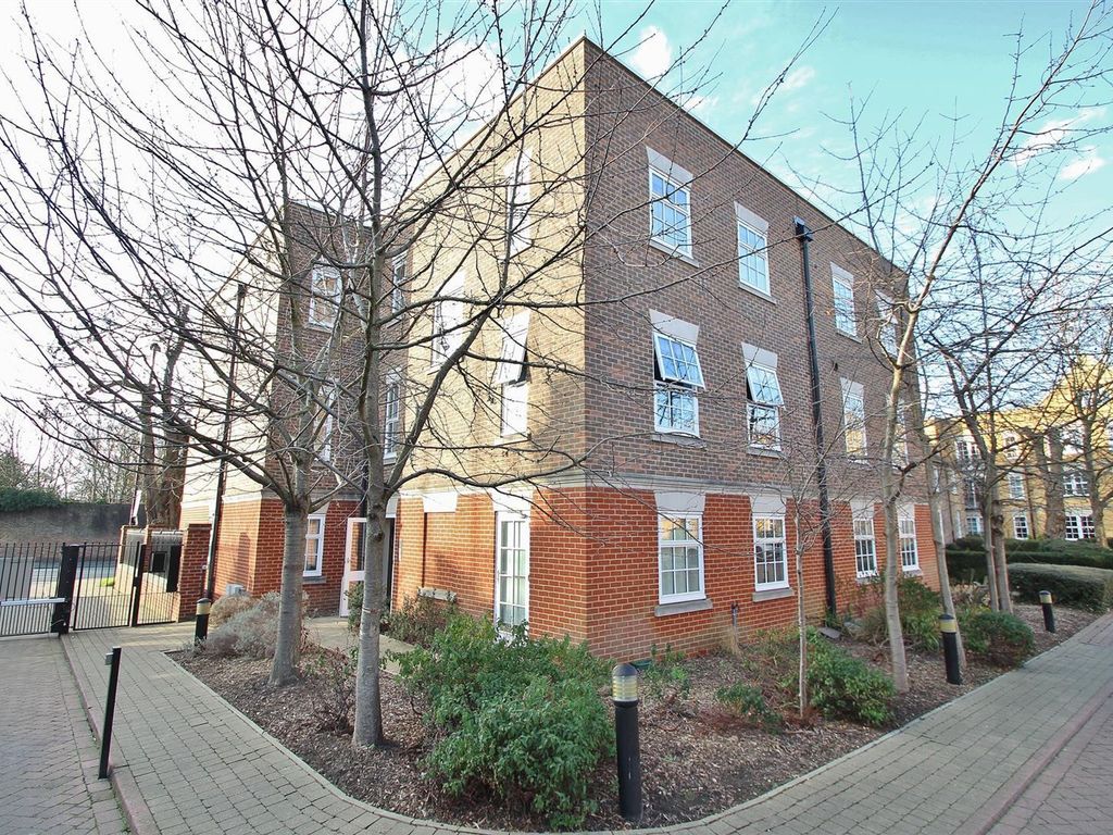 2 bed flat for sale in Holme Court, Twickenham Road TW7, £425,000