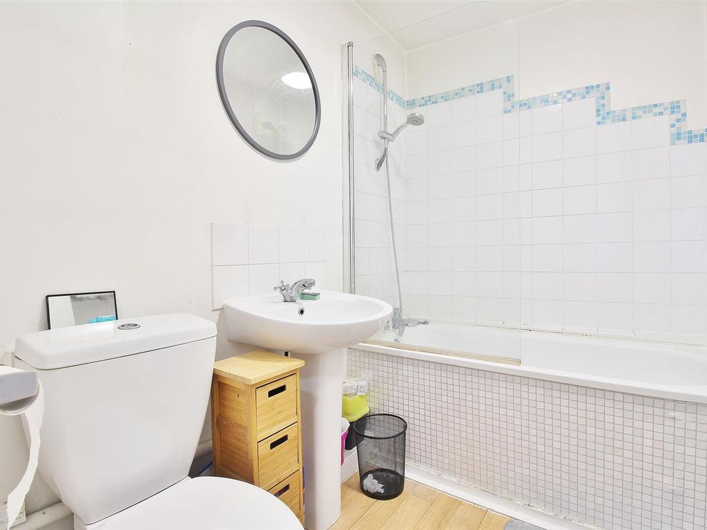 1 bed flat for sale in South Street, Isleworth TW7, £165,000