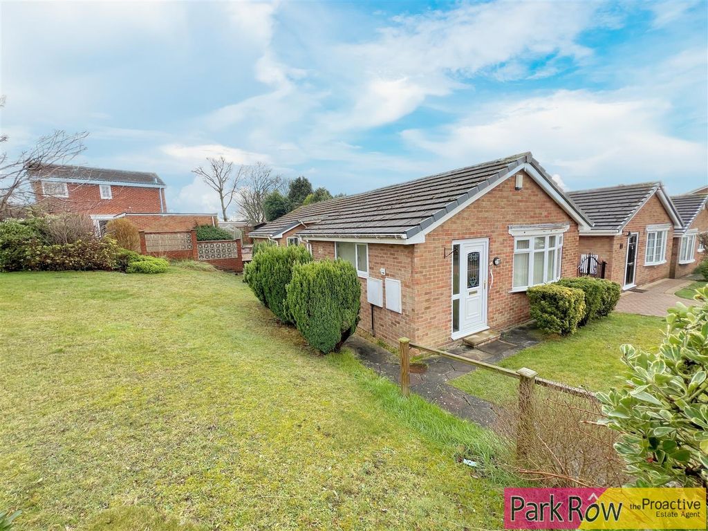 3 bed detached bungalow for sale in Castlegate Drive, Pontefract WF8, £320,000