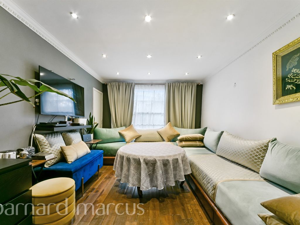 3 bed maisonette for sale in Old Town, London SW4, £650,000