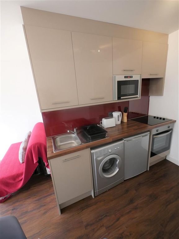 1 bed flat to rent in Old Christchurch Road, Bournemouth BH1, £1,175 pcm
