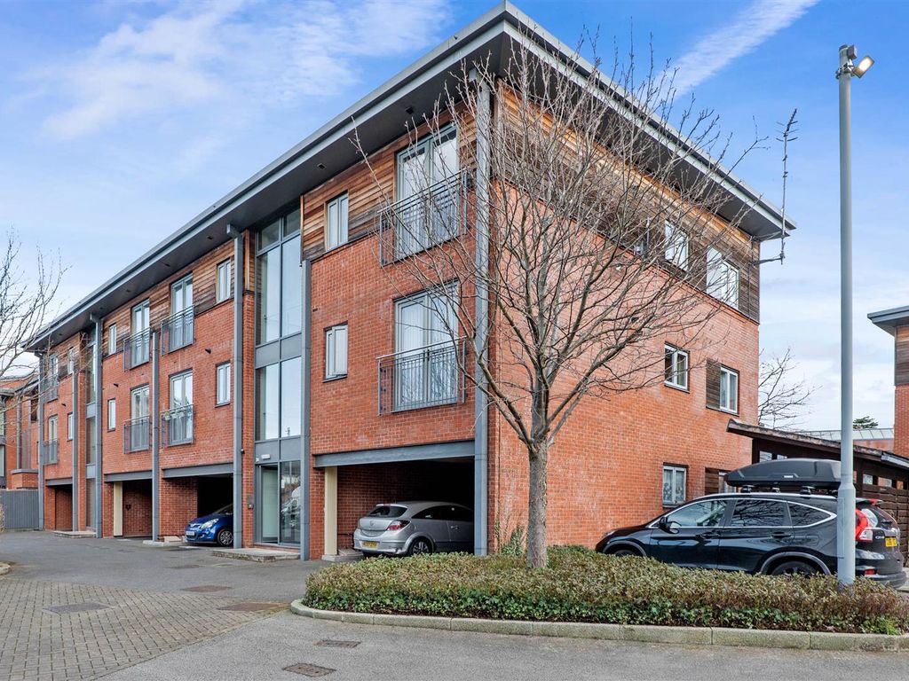 2 bed flat for sale in Crossley Road, Worcester WR5, £180,000