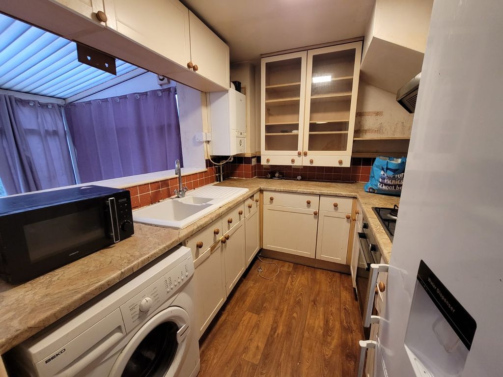 2 bed semi-detached house to rent in Churchfields, Bradford BD2, £895 pcm