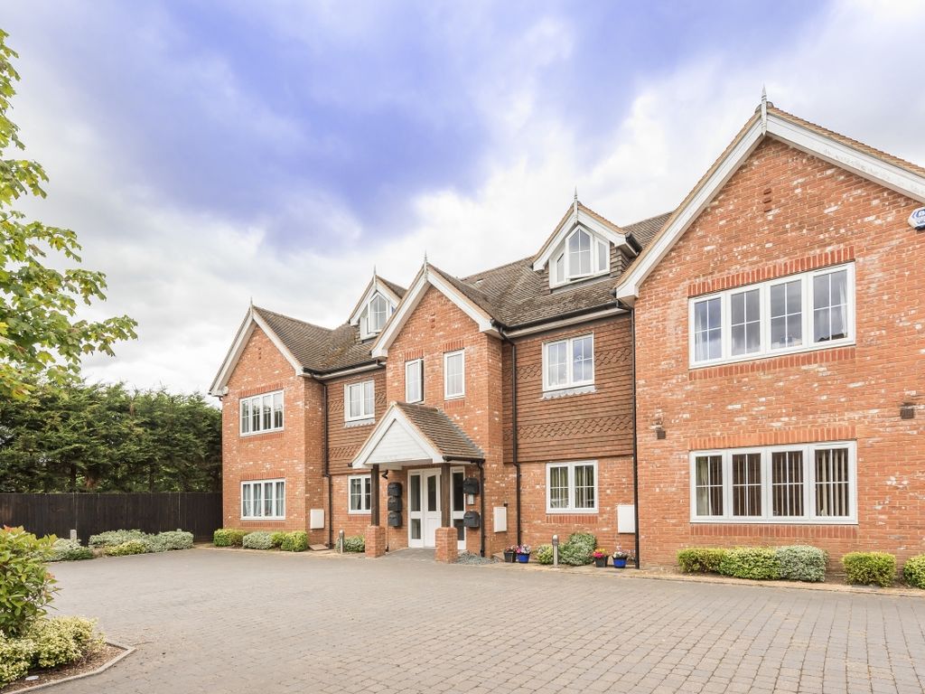 2 bed flat to rent in Cherry Tree Road, Beaconsfield HP9, £1,350 pcm