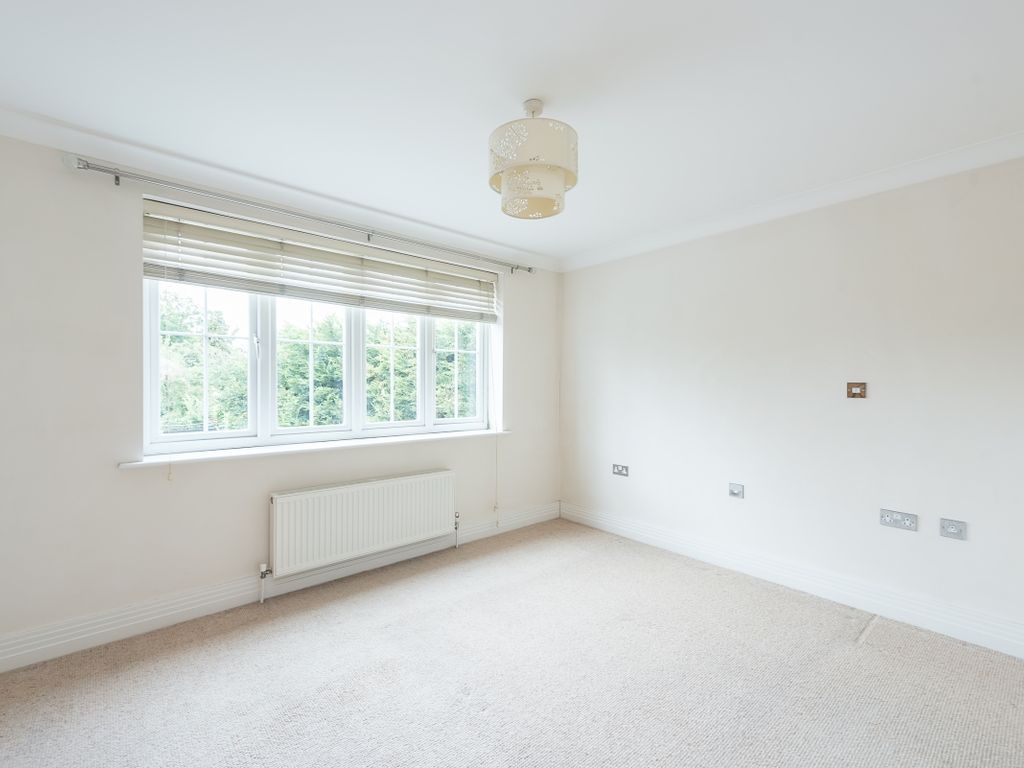 2 bed flat to rent in Cherry Tree Road, Beaconsfield HP9, £1,350 pcm
