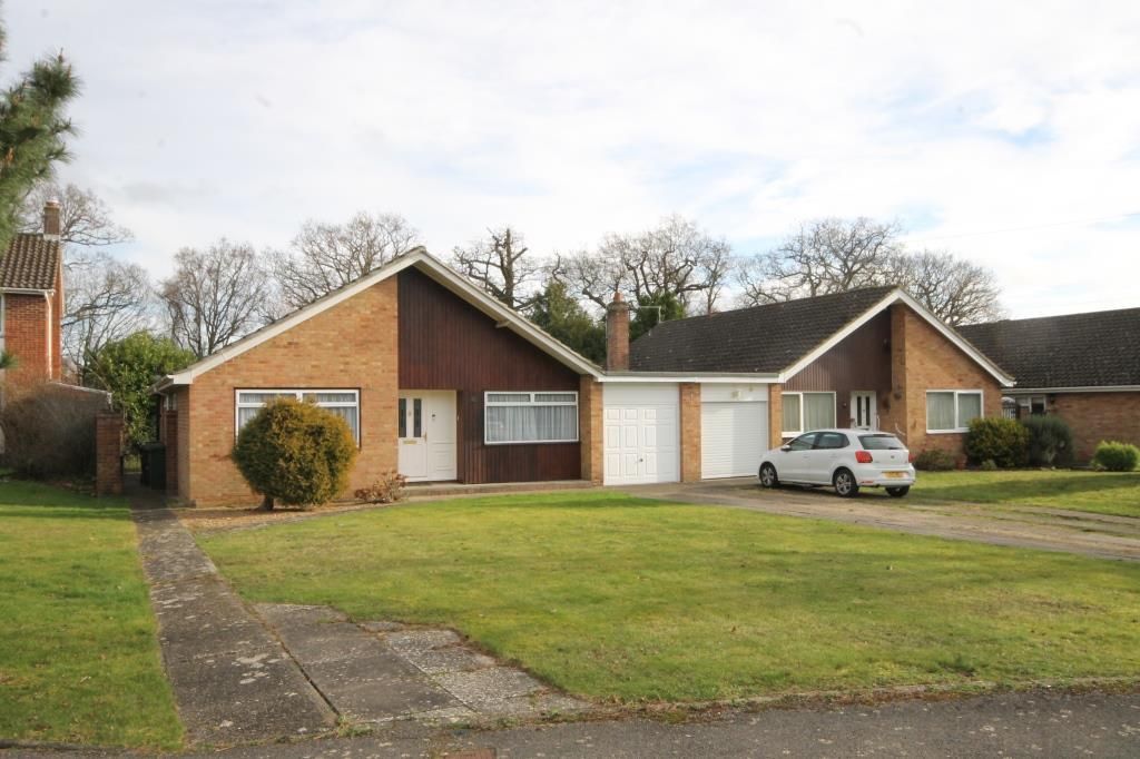3 bed bungalow for sale in Revell Drive, Fetcham KT22, £695,000