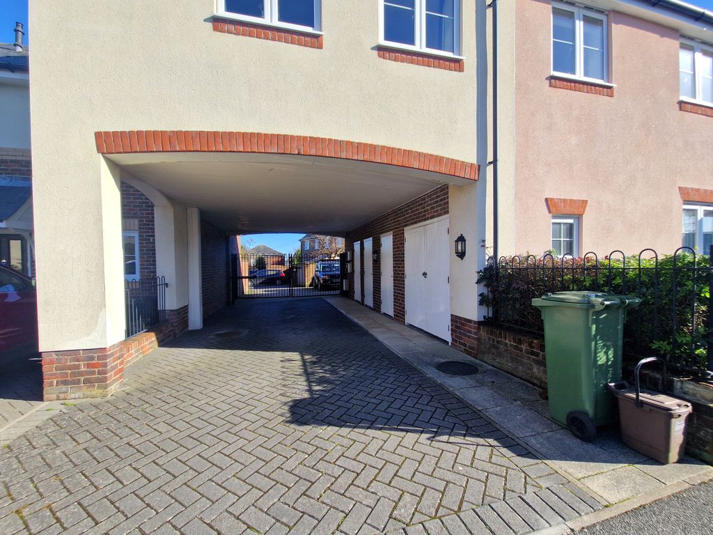 2 bed flat to rent in Chapel Drove, Southampton SO30, £1,100 pcm