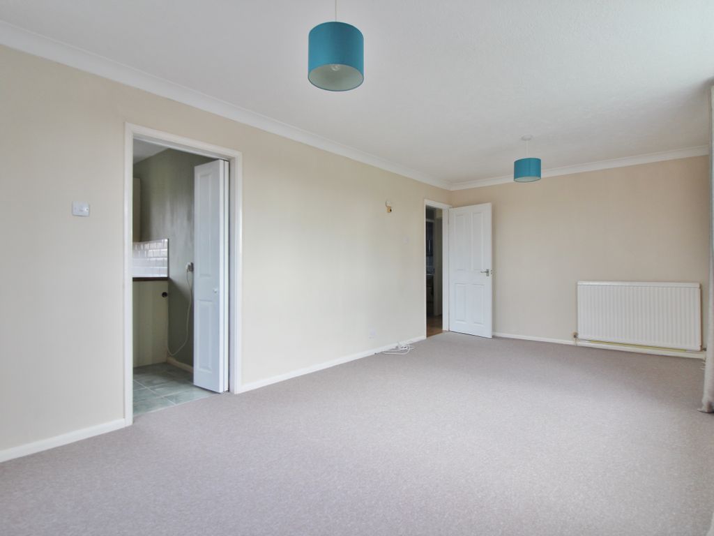 2 bed flat for sale in The Ridings, Portsmouth PO2, £180,000