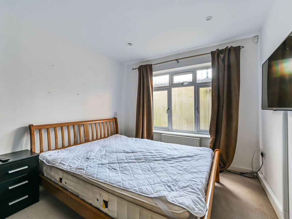2 bed flat to rent in Upper Tulse Hill, Brixton Hill, London SW2, £2,300 pcm