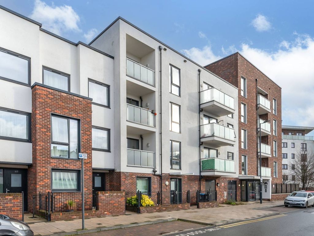 1 bed flat for sale in Fishers Way, Sudbury, Wembley HA0, £390,000