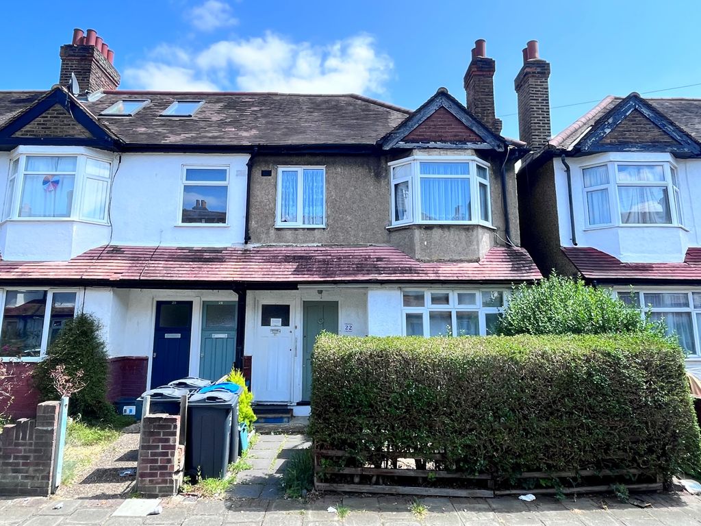 2 bed flat for sale in Kimble Road, Colliers Wood, London SW19, £130,000