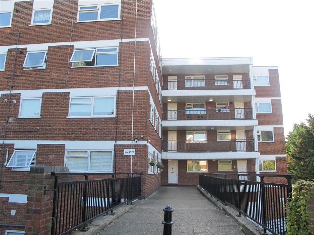 1 bed flat for sale in Lynwood Close, London E18, £240,000