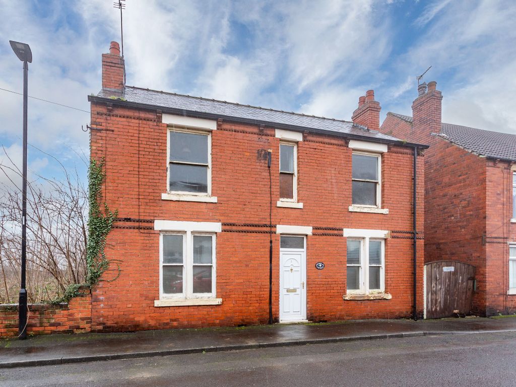 4 bed detached house for sale in Sunnymede Terrace, Doncaster DN6, £125,000