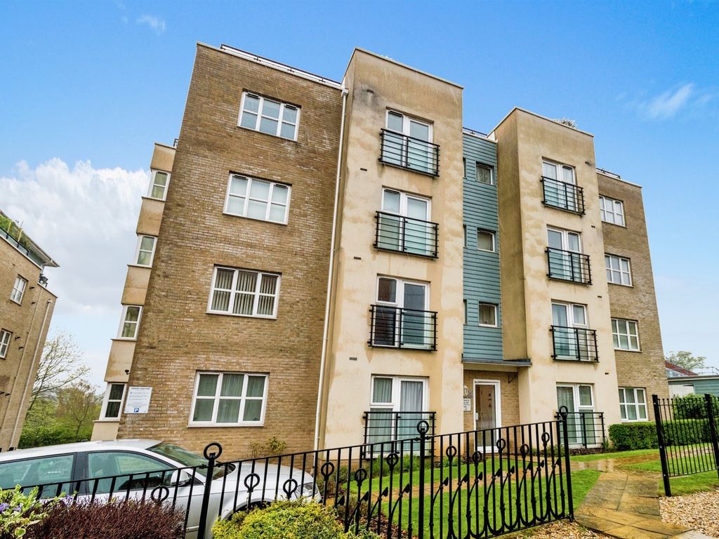 2 bed flat for sale in Coxford Road, Southampton SO16, £180,000