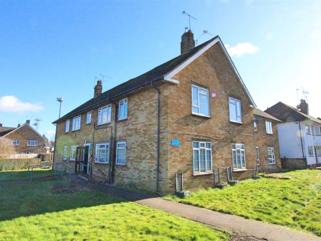 1 bed flat for sale in Brook Road, Borehamwood WD6, £215,000