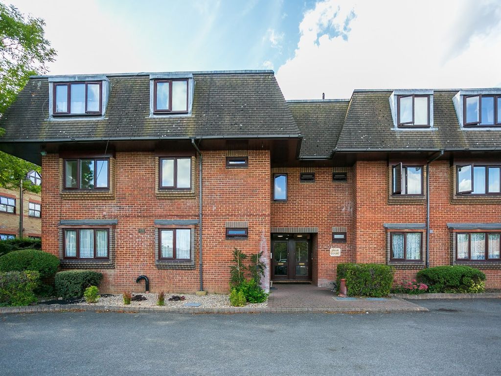 1 bed flat to rent in Dean Court, North Orbital Road, Watford, Hertfordshire WD25, £1,100 pcm