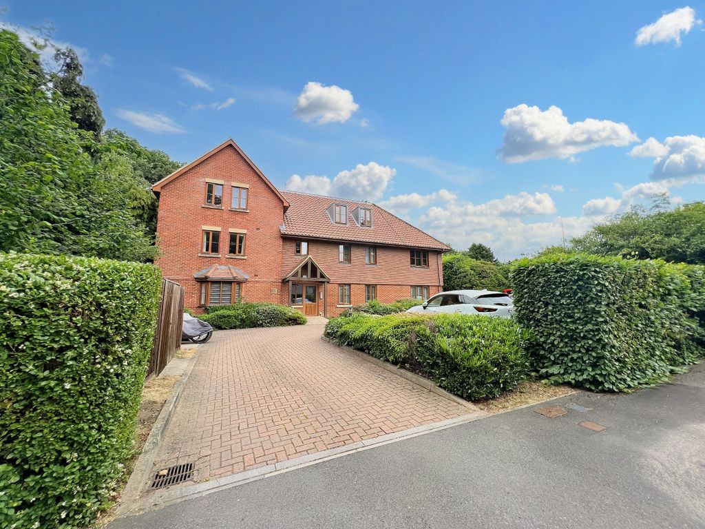 2 bed flat to rent in Flat, Ashley House, Waverley Close, Camberley GU15, £1,400 pcm