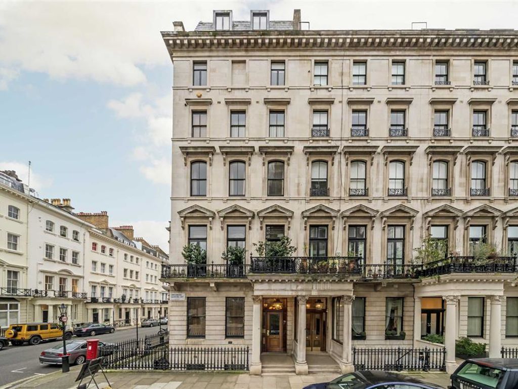 1 bed flat for sale in Ennismore Gardens, London SW7, £695,000