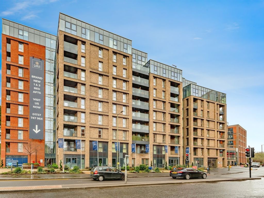 1 bed flat for sale in Marketfield Way, Redhill RH1, £275,000