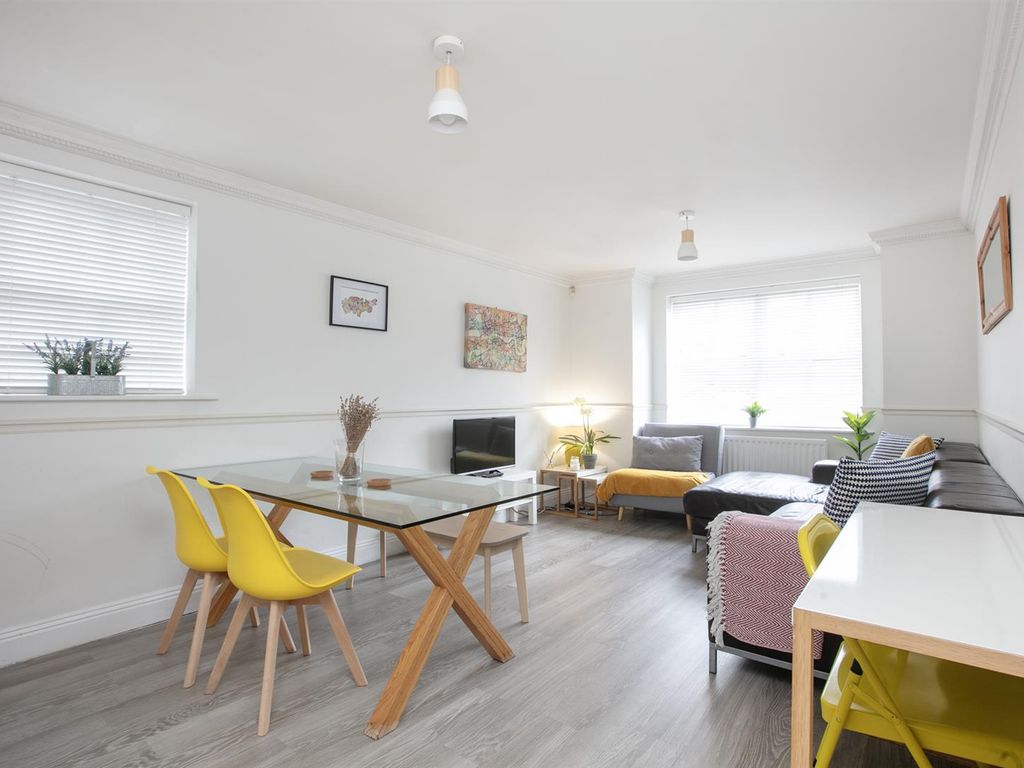 1 bed flat for sale in Flodden Road, Camberwell SE5, £375,000