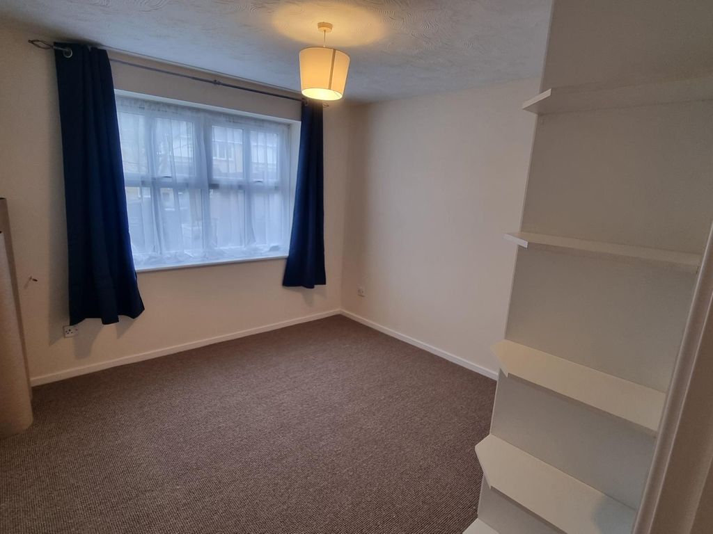 2 bed flat to rent in De La Warre Court, St Annes Park, Bristol BS4, £1,100 pcm