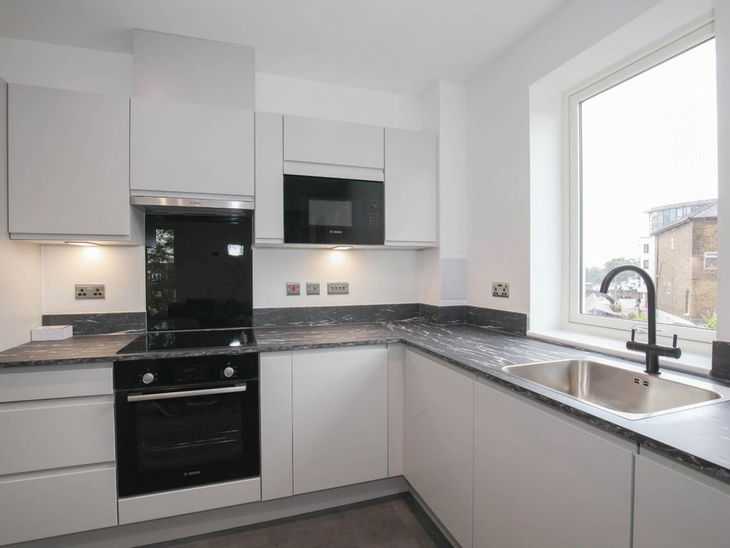 2 bed flat to rent in 56A Kew Bridge Road, Brentford TW8, £2,350 pcm