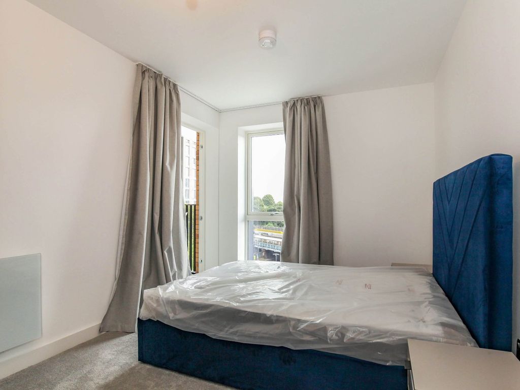 2 bed flat to rent in 56A Kew Bridge Road, Brentford TW8, £2,350 pcm