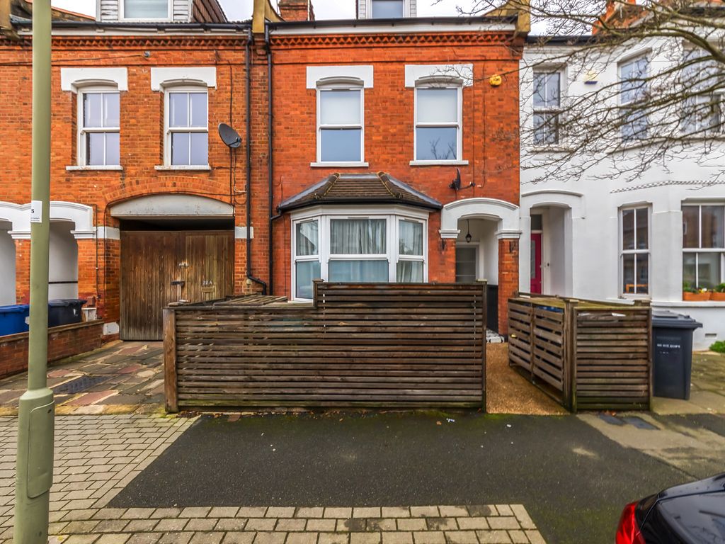 3 bed flat for sale in Hutton Grove, London N12, £595,000