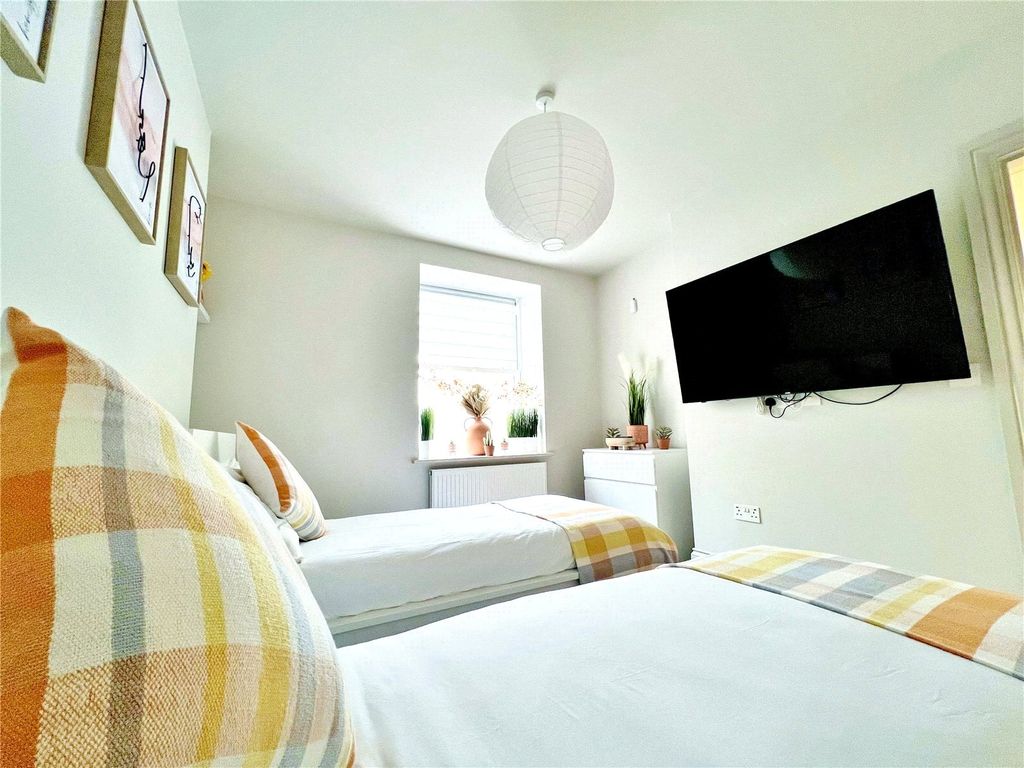 2 bed flat to rent in The Esplanade, Bognor Regis, West Sussex PO21, £1,450 pcm
