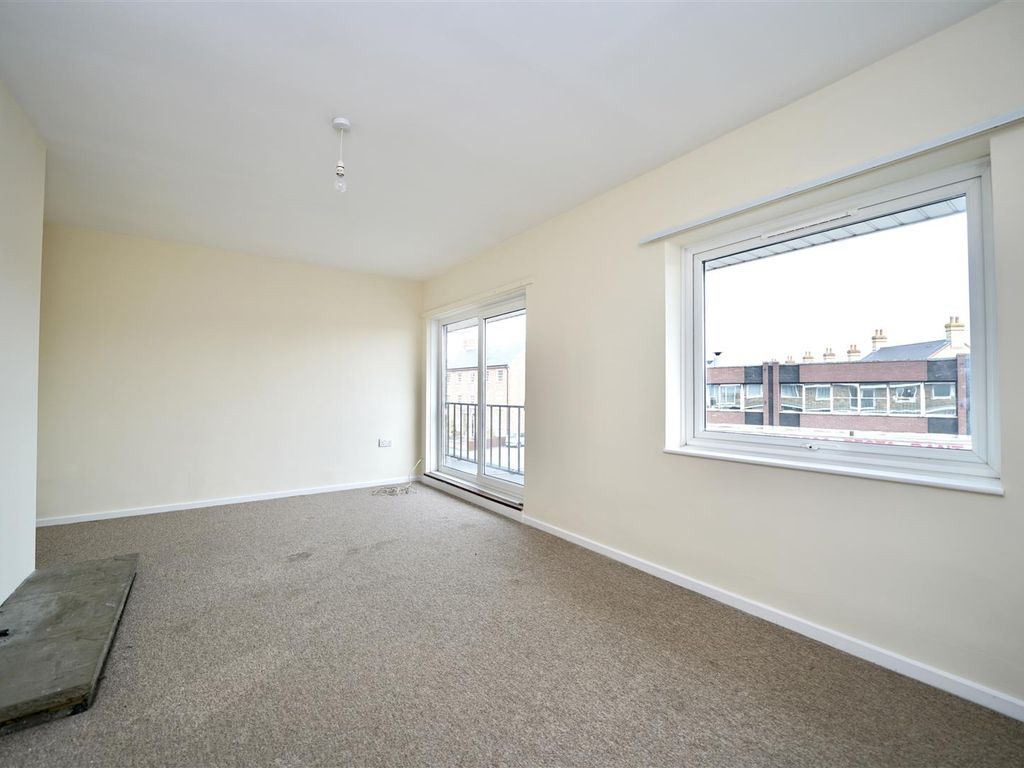 2 bed flat to rent in Market Square, Sandy SG19, £865 pcm