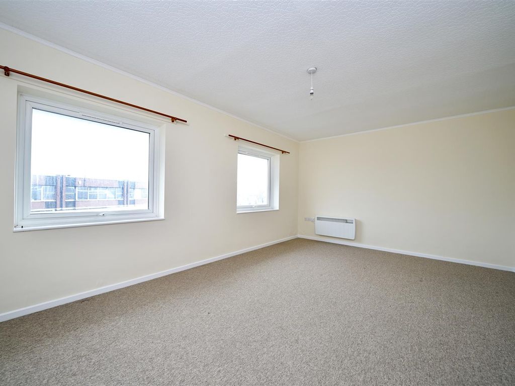 2 bed flat to rent in Market Square, Sandy SG19, £865 pcm