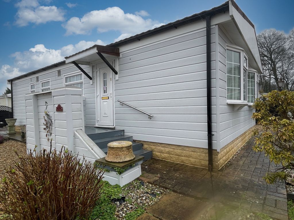 2 bed mobile/park home for sale in Birch Avenue, Thatcham RG19, £130,000
