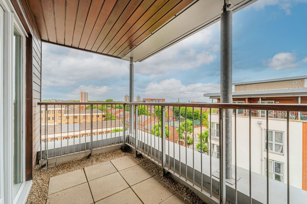 1 bed flat for sale in Tredegar Road, London E3, £350,000