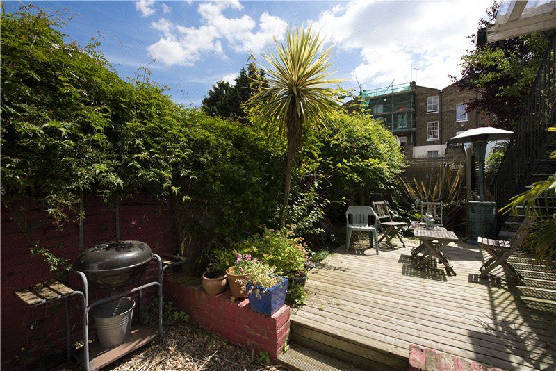 2 bed flat to rent in Morton Road, Canonbury N1, £3,250 pcm