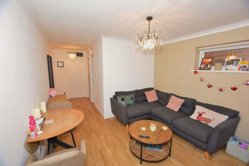 1 bed flat for sale in Frank Lunnon Close, Bourne End SL8, £230,000
