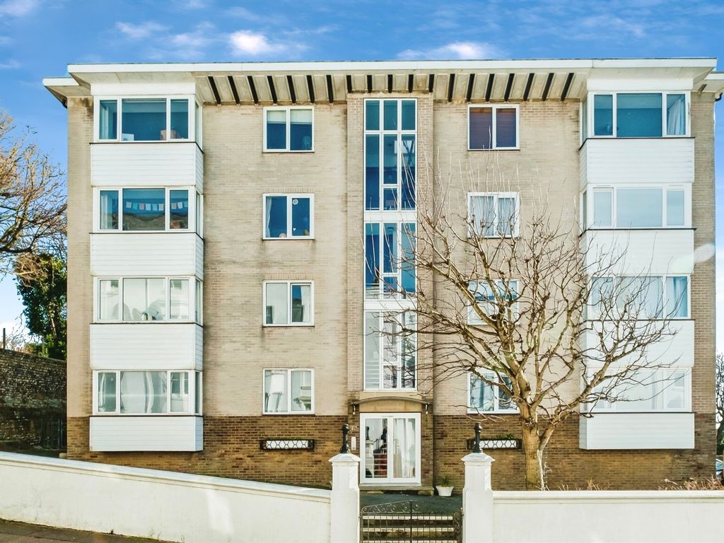 2 bed flat for sale in Clifton Place, Brighton BN1, £400,000