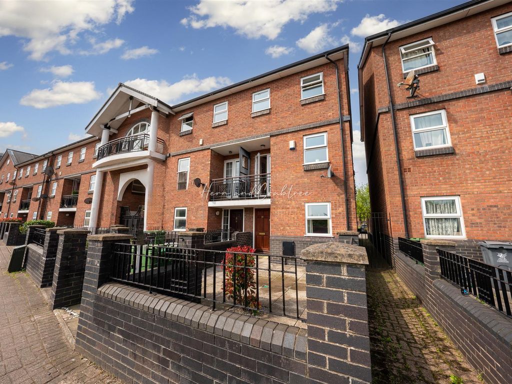 4 bed town house for sale in Schooner Way, Cardiff CF10, £350,000
