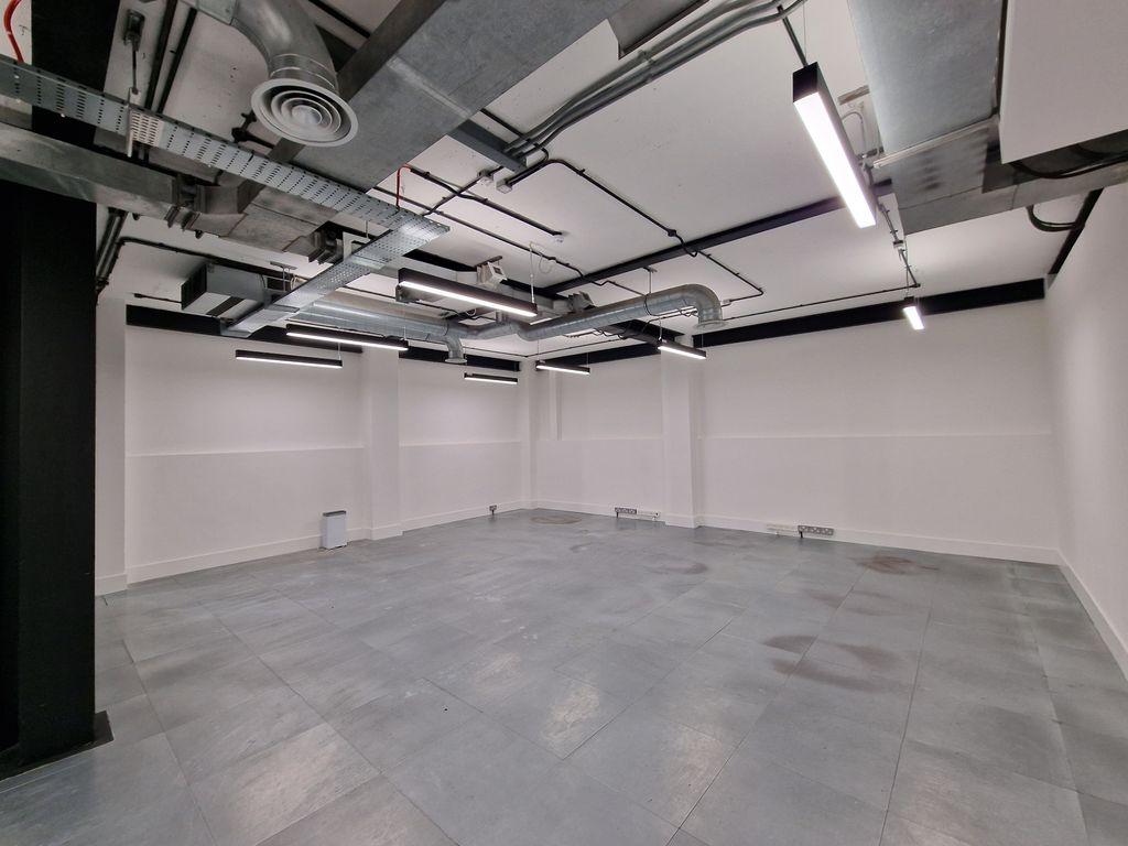 Office to let in 111 Charterhouse Street, London EC1M, £30,000 pa