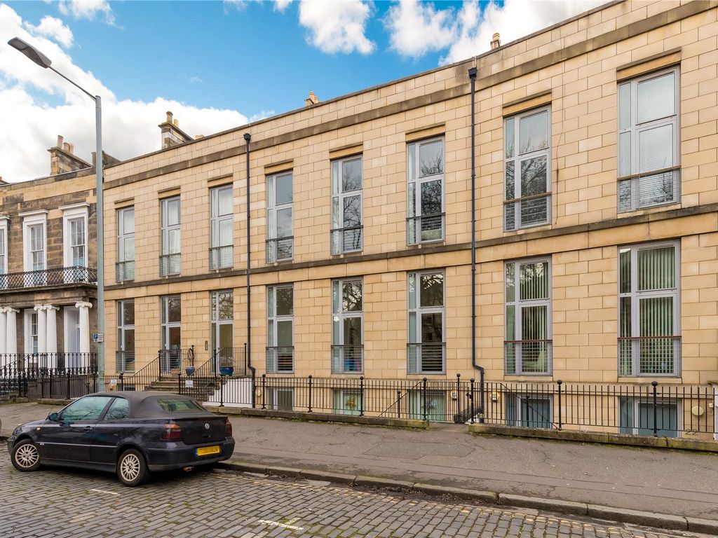 3 bed flat for sale in Hopetoun Crescent, New Town, Edinburgh EH7, £385,000